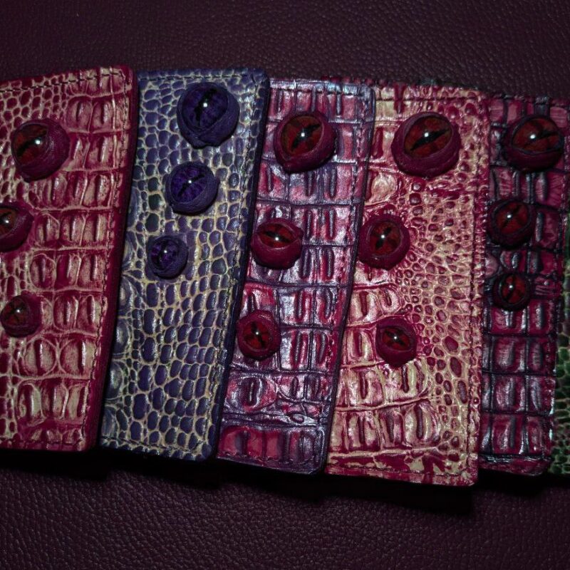 Мастерица создаёт необычные сумки и украшения с глазами