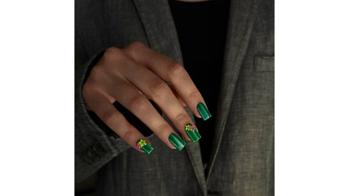 Витраж, металл и градиент! Мастер назвала топ-7 дизайнов для необычного маникюра