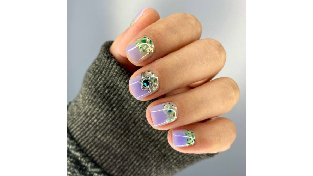 Витраж, металл и градиент! Мастер назвала топ-7 дизайнов для необычного маникюра