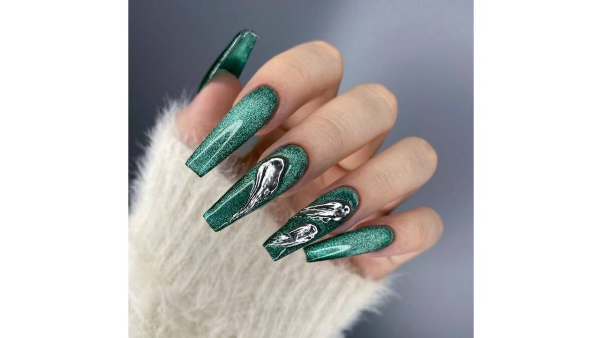 Витраж, металл и градиент! Мастер назвала топ-7 дизайнов для необычного маникюра