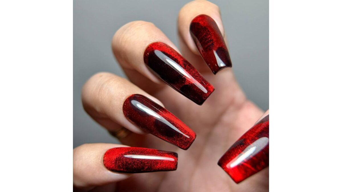 Витраж, металл и градиент! Мастер назвала топ-7 дизайнов для необычного маникюра