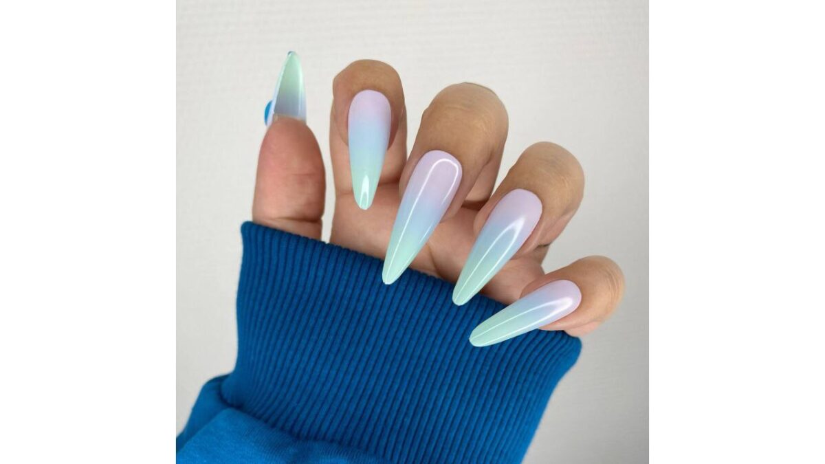 Витраж, металл и градиент! Мастер назвала топ-7 дизайнов для необычного маникюра