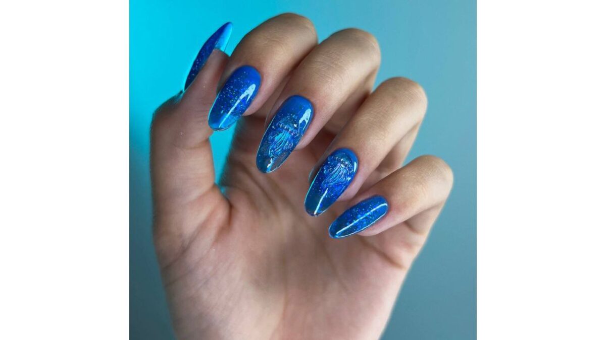 Витраж, металл и градиент! Мастер назвала топ-7 дизайнов для необычного маникюра