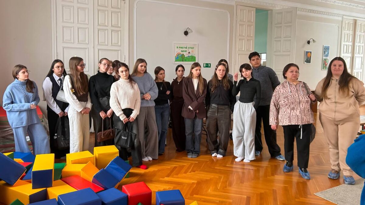 С чего начинается добро? Со знакомства, улыбок и общих историй.