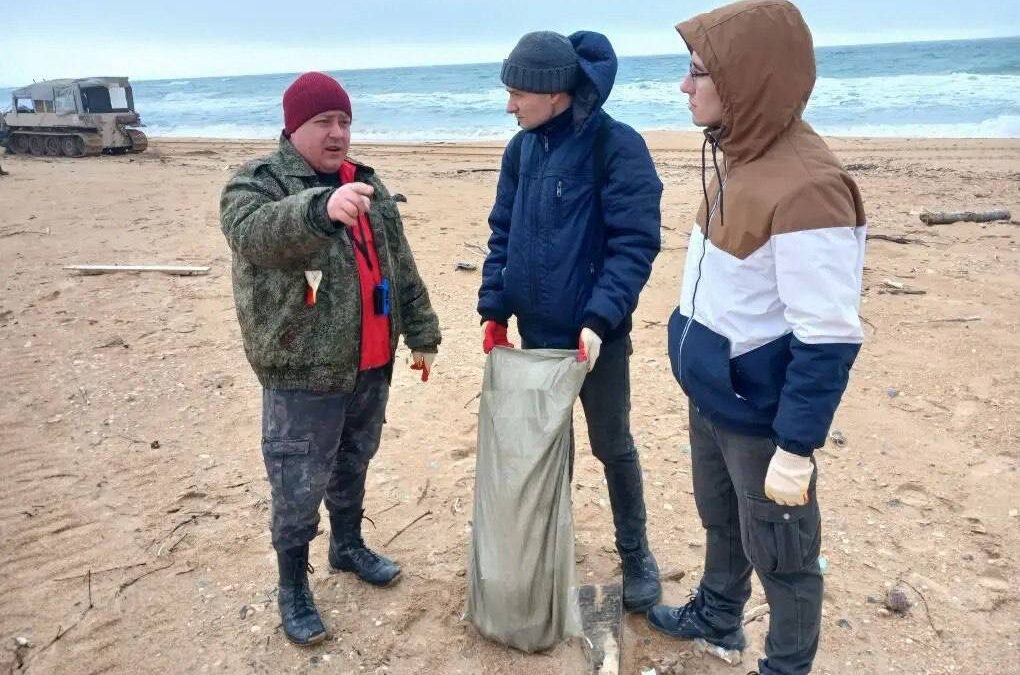 Добровольцы Темрюкского штаба #МЫВМЕСТЕ вышли на уборку пляжа в станице Благовещенской!