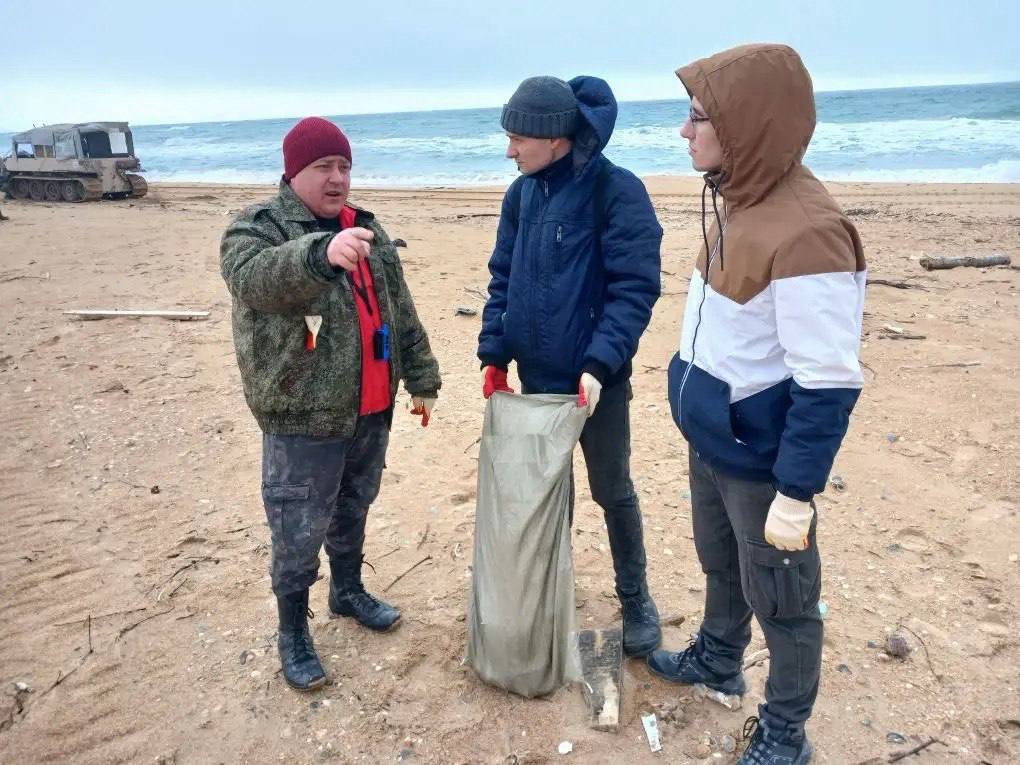 Добровольцы Темрюкского штаба #МЫВМЕСТЕ вышли на уборку пляжа в станице Благовещенской!