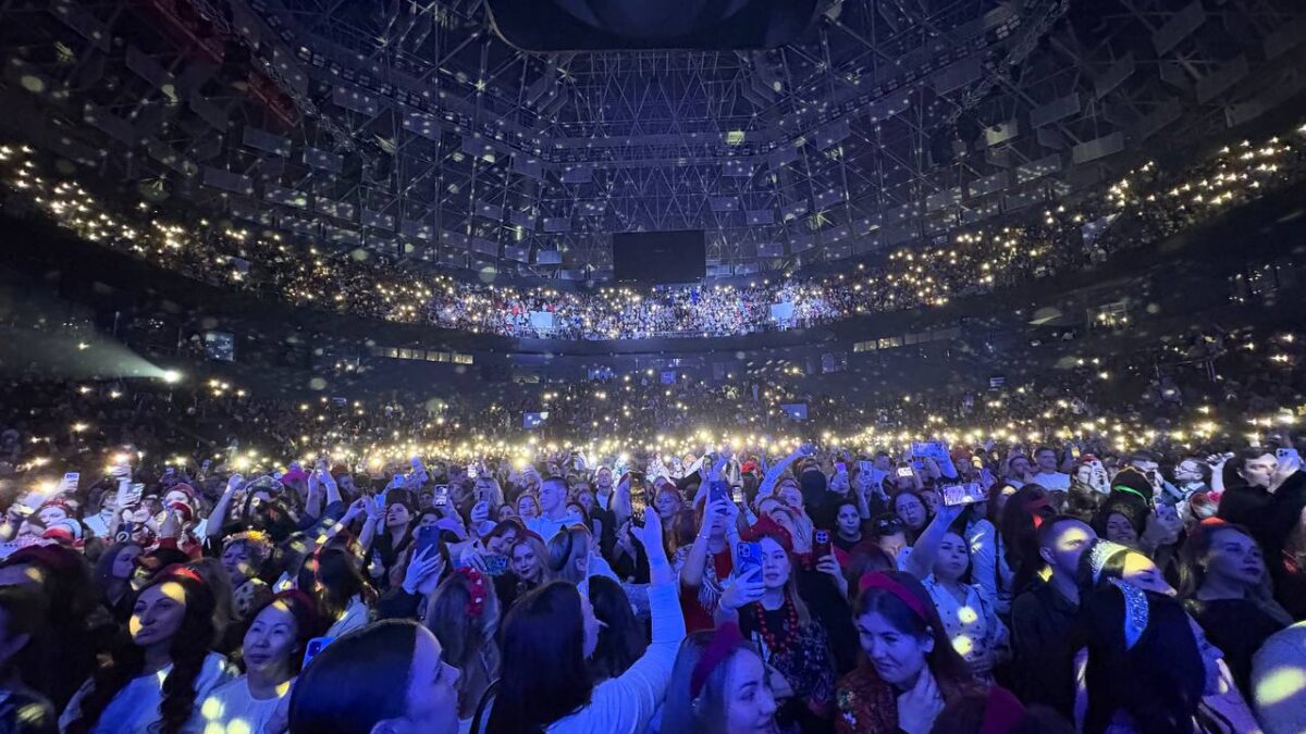 Веночек вдоль большой воды плывет — зал поет!