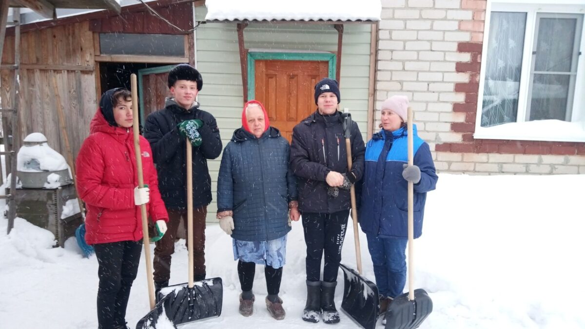 Как волонтеры отряда «Луч тепла» спасают соседей от снежного плена.