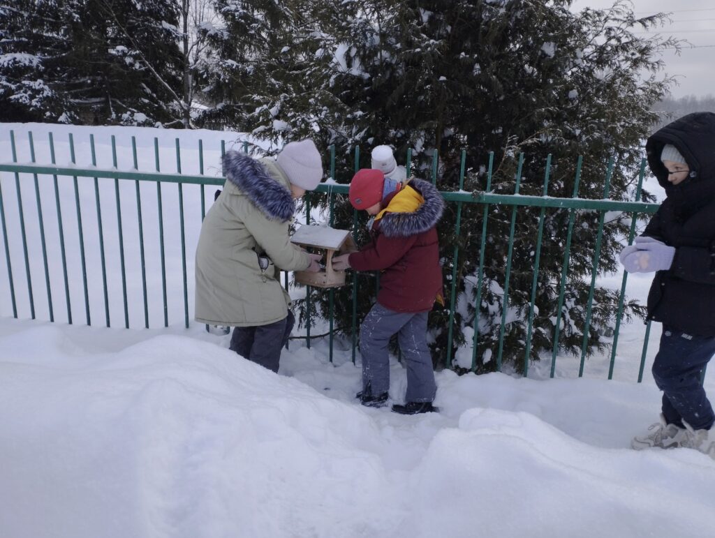 «Помоги пернатому» — акция, спасающая птиц.