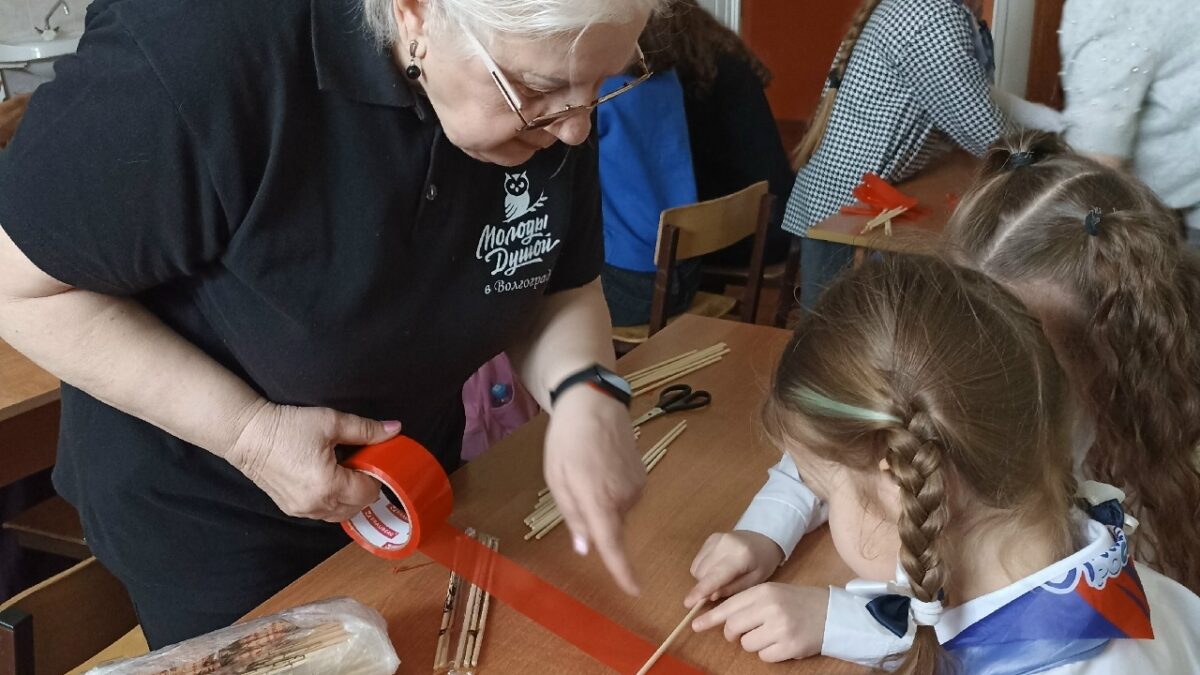 Противоминные флажки делают дети Волгограда