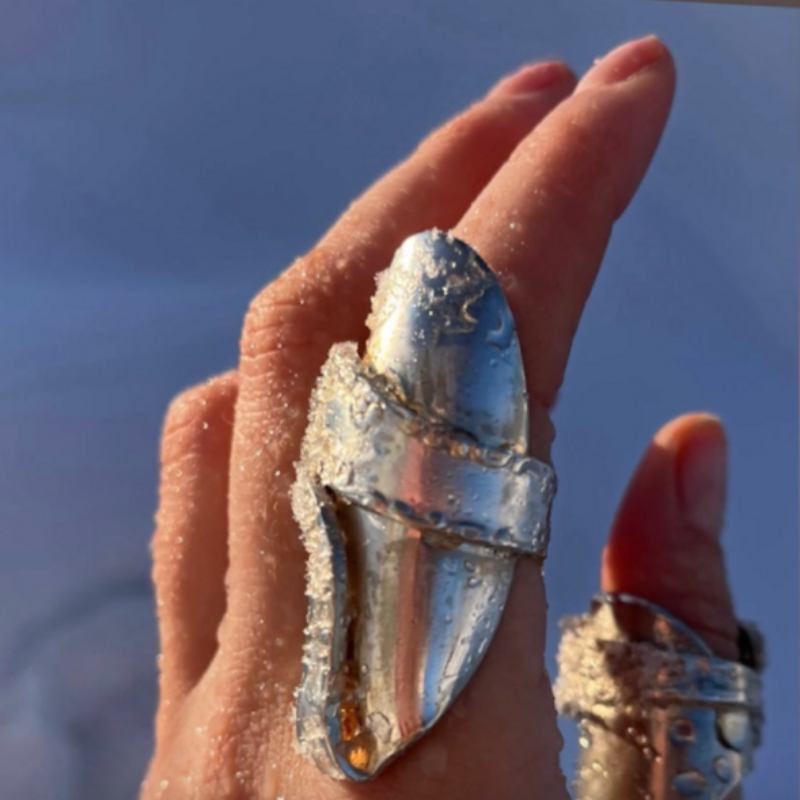 «Скупаю на блошиных рынках»: причудливые украшения из ложек создаёт бывшая предпринимательница