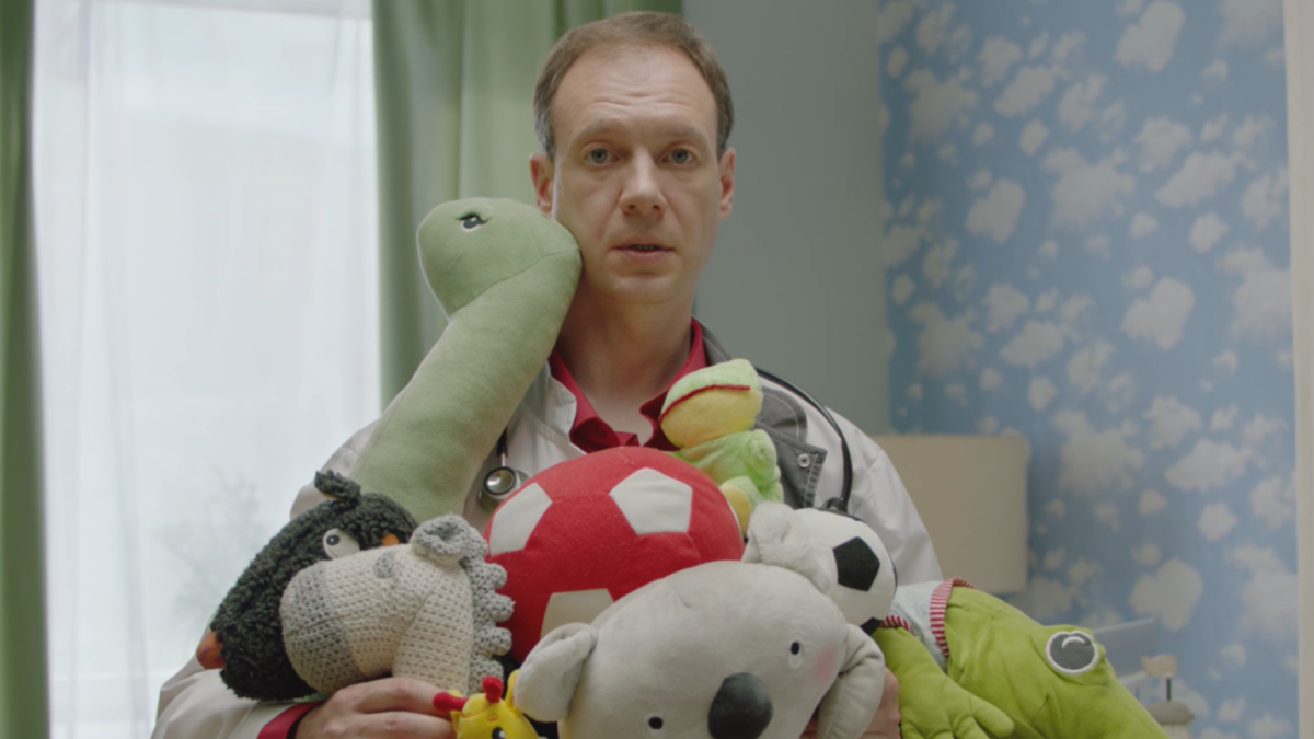 «Самый неловкий в России врач роняет игрушки»: в чём секрет вирусного ролика для фонда «Гордей»