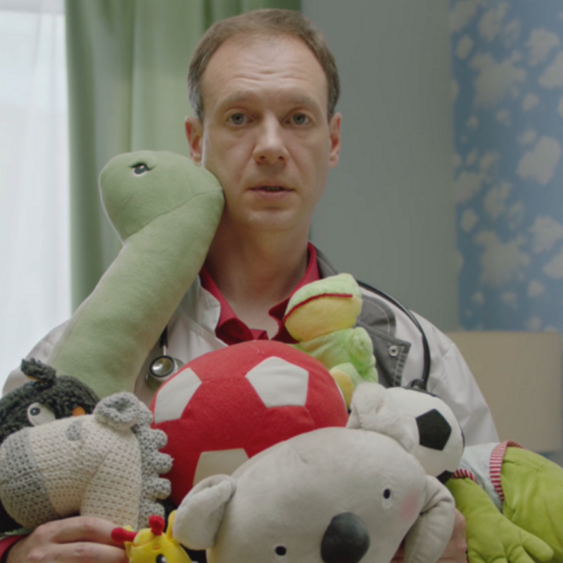 «Урони игрушку»: секрет вирусного ролика для фонда «Гордей»