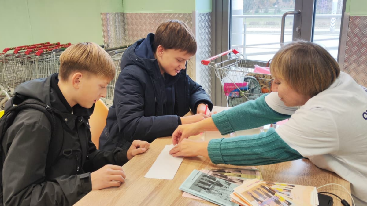 Серебряные волонтёры в Омске помогают подросткам и мигрантам