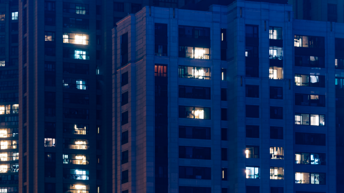 Забрались на крышу ради фотографий, даже не зная номер дома: волонтёры спасли замерзающих подростков