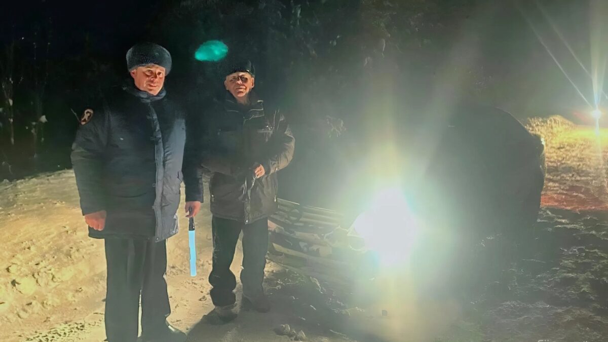 «Напоили чаем и вызвали родственников»: сотрудники ДПС спасли дедушку с внуком из снежного плена