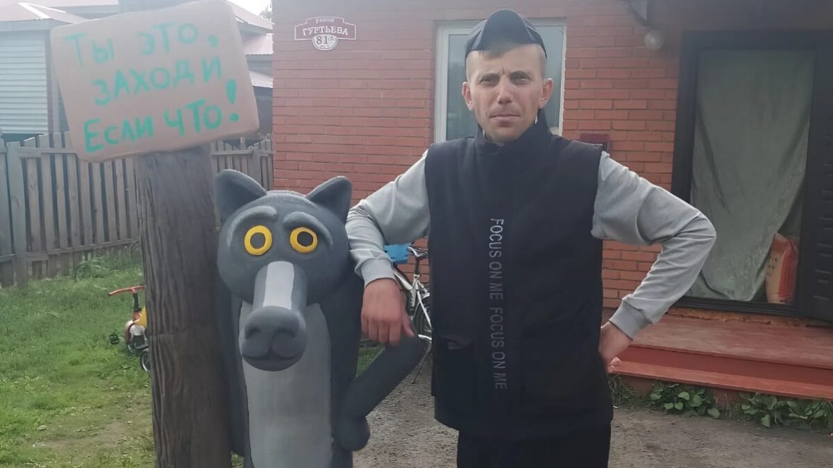 «Передалось от отца»: сельский скульптор украшает улицы сказочными персонажами из бетона