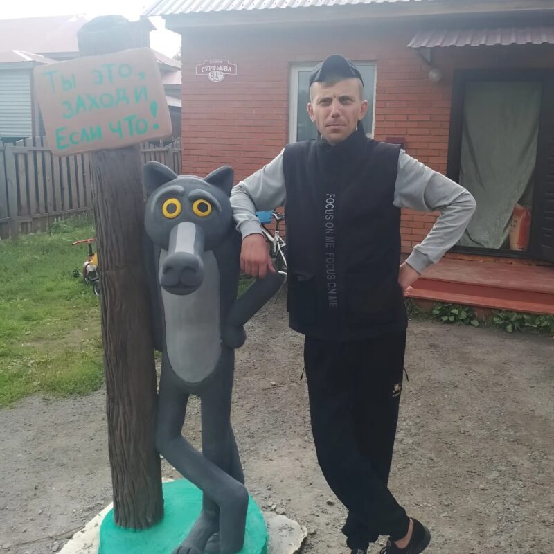 Мастер создаёт скульптуры из бетона и мыла в Омском селе