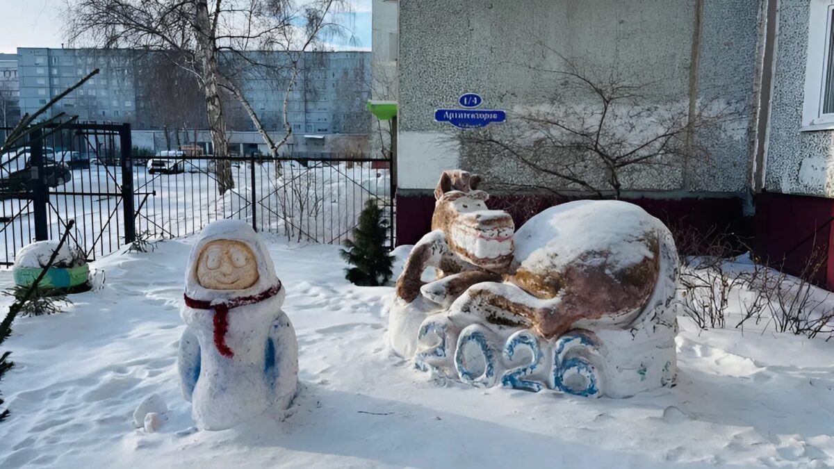 Ледяные скульптуры создает дворник в Омске