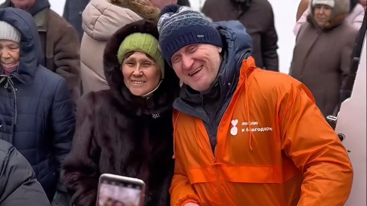 Артист «Уральских пельменей» Андрей Рожков накормил малоимущих в Екатеринбурге