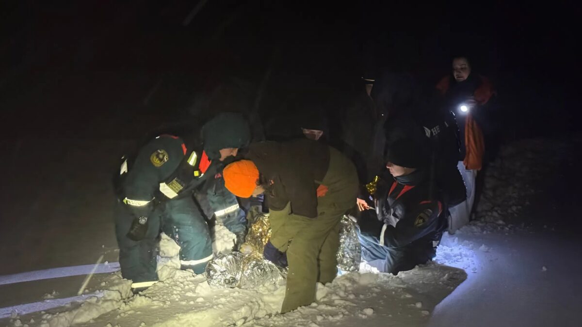 «В такие моменты внутри всё замирает»: поисковики «ЛизаАлерт» спасли замерзающего в поле дедушку