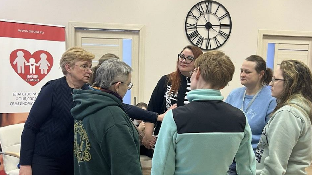 10 курсов для приемных родителей планирует провести Московская ШПР «Найди семью» в 2026 г.