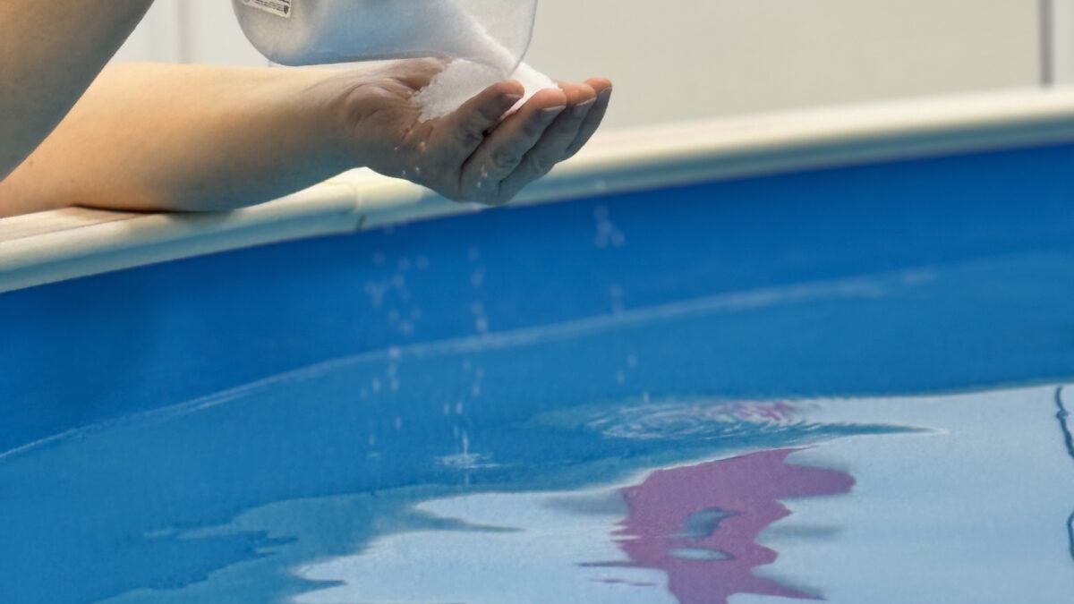 Ежегодно в осенне-зимний период добавляем морскую соль в бассейны сети акваклубов для мам и малышей "Белые китята"