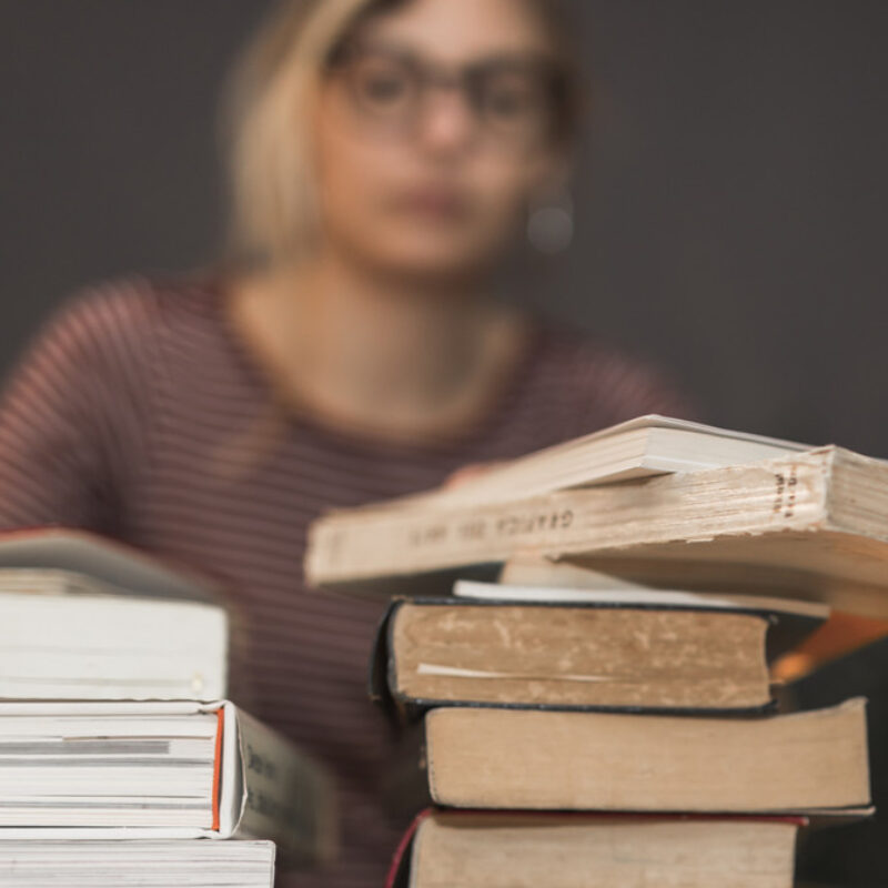 Нельзя выбрасывать, отдать: 7 способов превратить ненужные книги в добрые дела