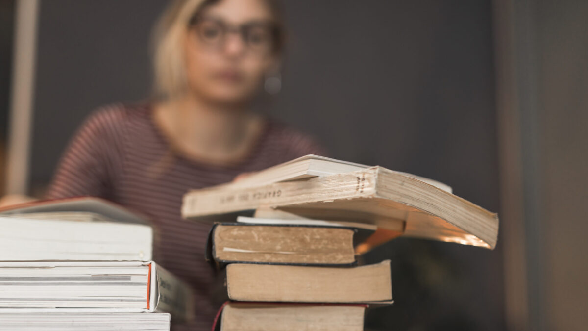 Нельзя выбрасывать, отдать: 7 способов превратить ненужные книги в добрые дела