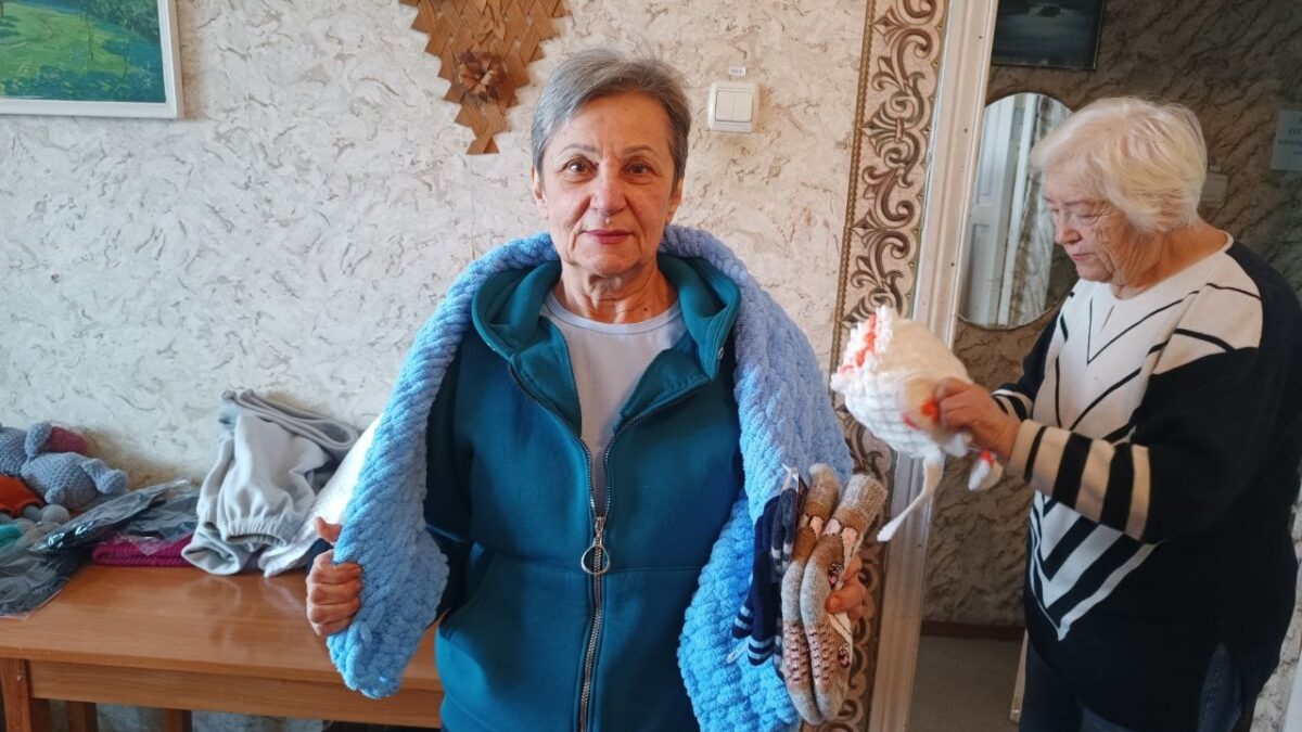 Связанные вологжанками вещи волонтеры передали детям и пенсионерам в Алчевске.