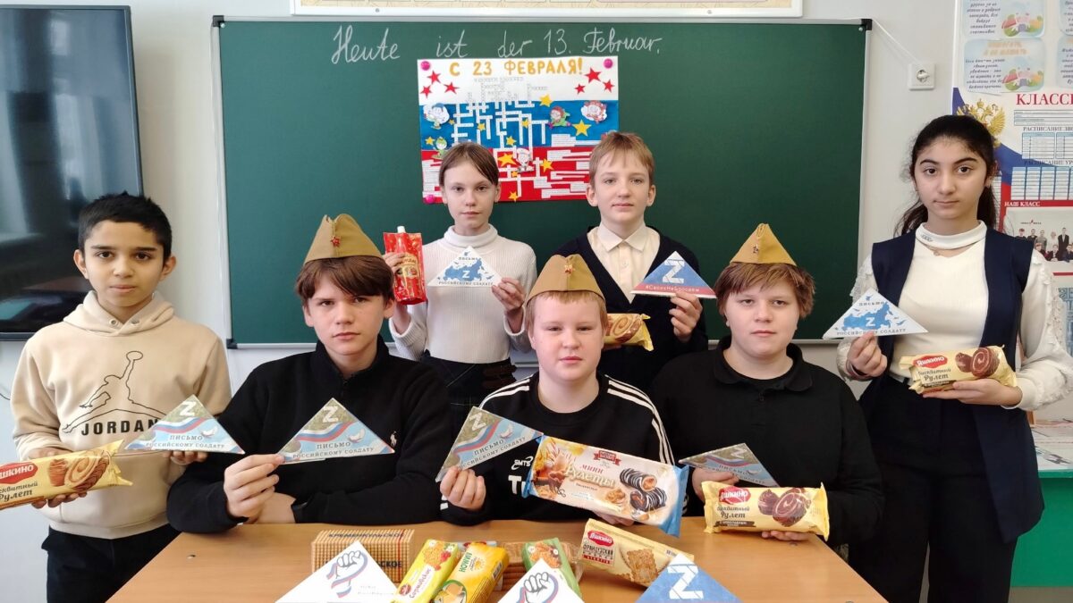 Юные волонтеры ТОС «Светлая вода» написали письма бойцам СВО!