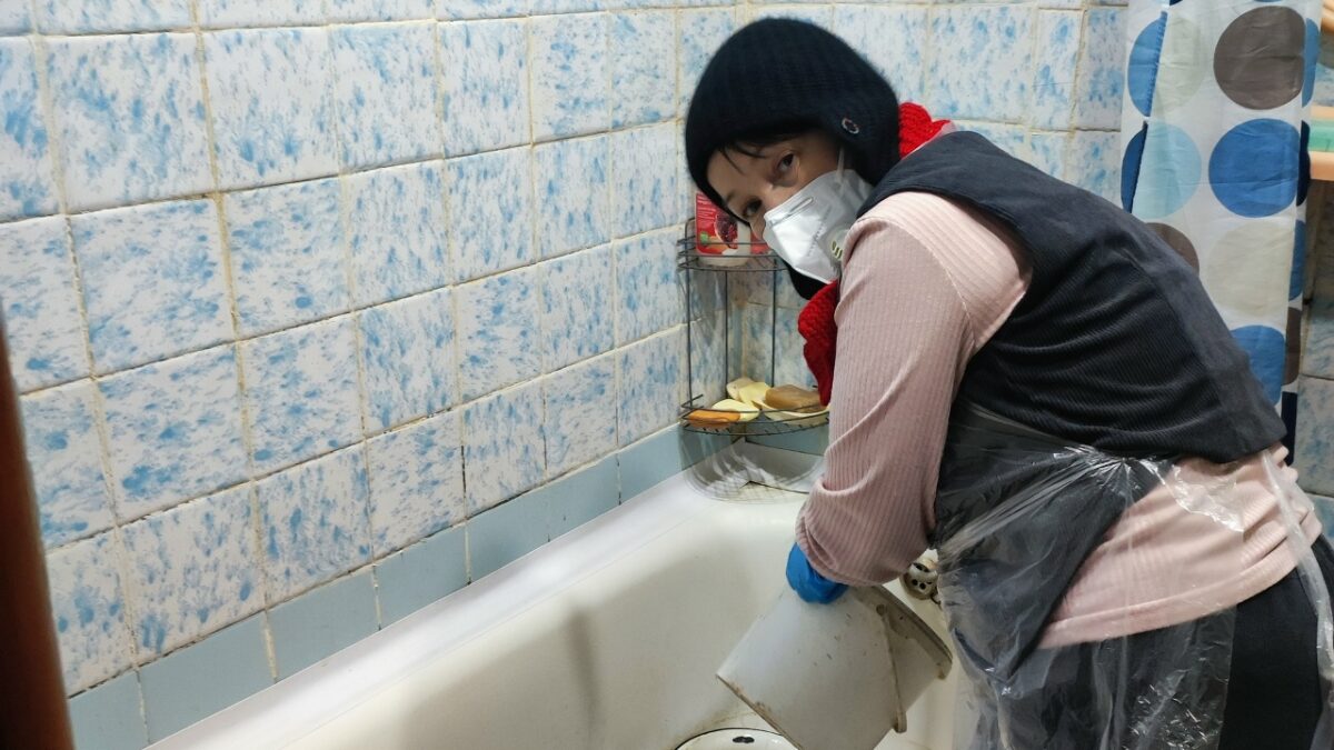 Волонтёры помогли пенсионеру убраться в квартире