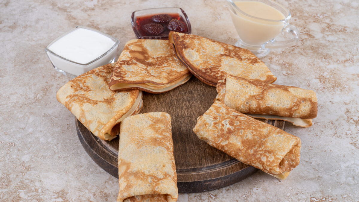 Избегайте этих продуктов: диетолог назвала самые вредные начинки для блинов 