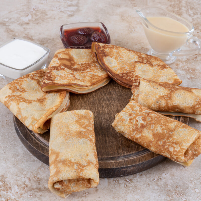 Избегайте этих продуктов: диетолог назвала самые вредные начинки для блинов 