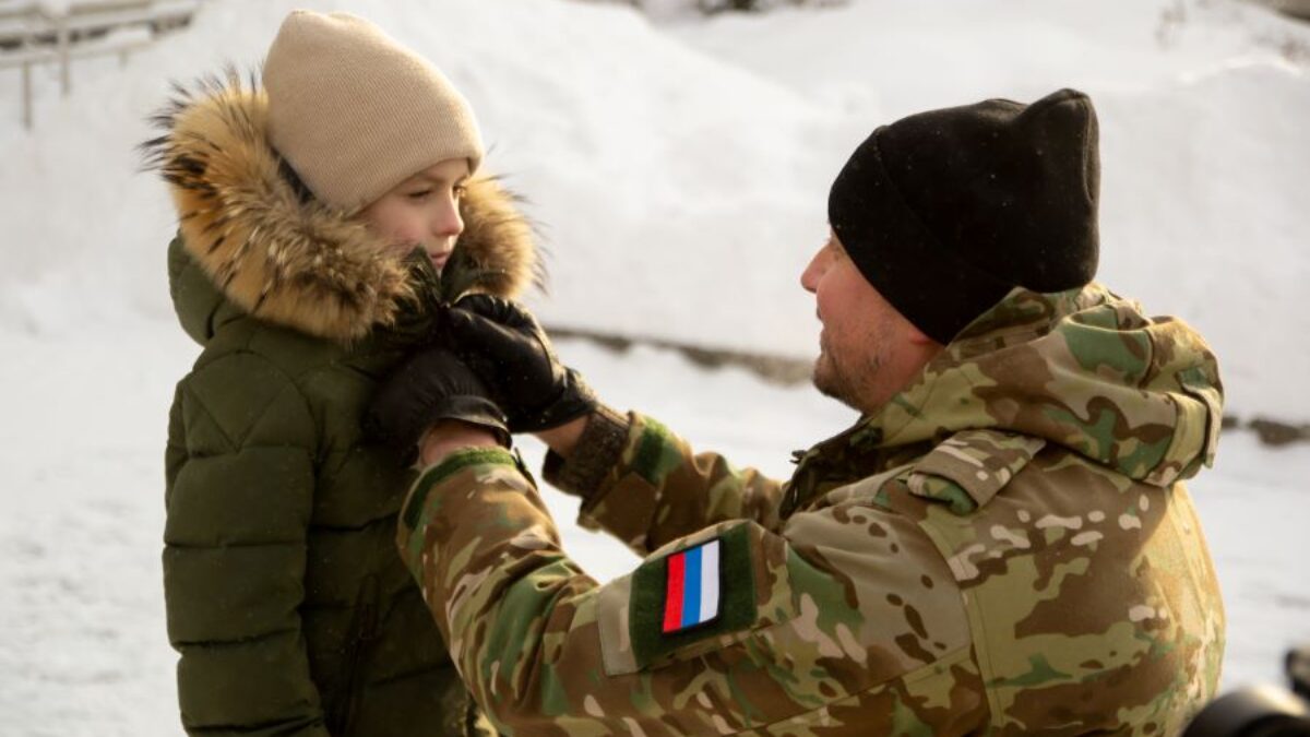 «Из реальной жизни»: пенсионер снимает короткометражки о российских семьях во время СВО