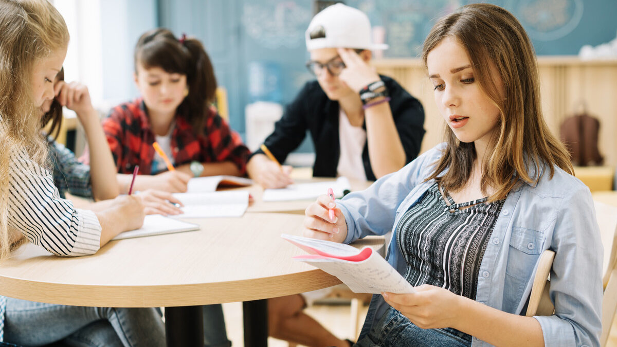 Чем опасны гороскопы и почему люди в них верят? Психолог назвал причины и нюансы