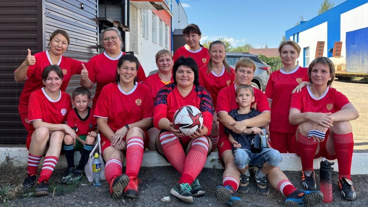 «Мужья смирились и теперь ездят на наши игры»: мамы школьников собрали футбольную команду