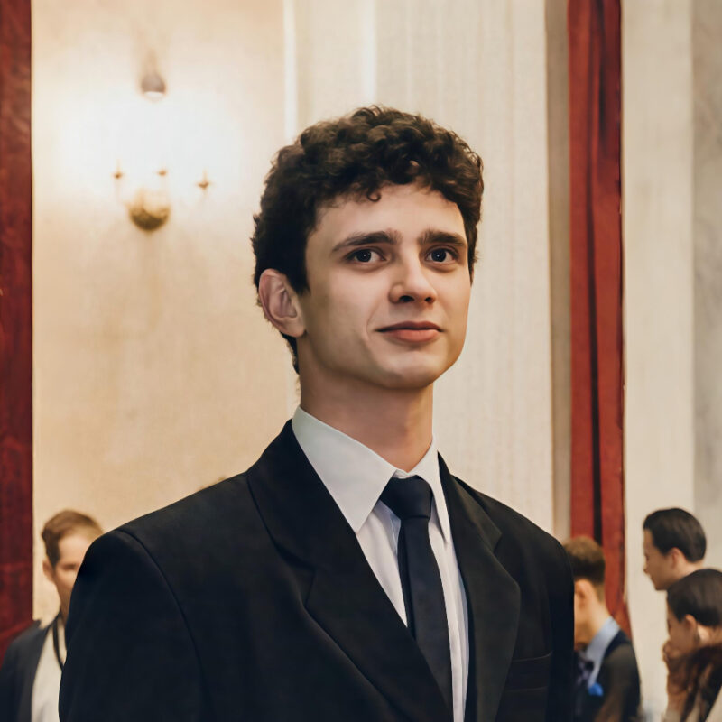 Спас мужчину, провалившегося под лёд, студент