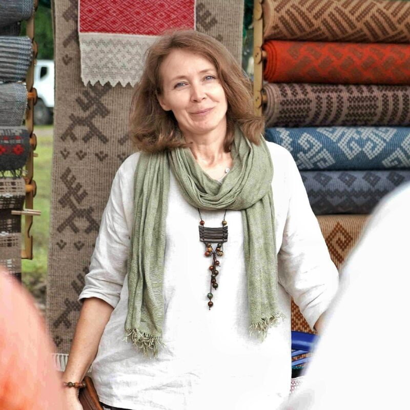 Барнаульская мастерица ткёт вручную пояса, шарфы и ковры