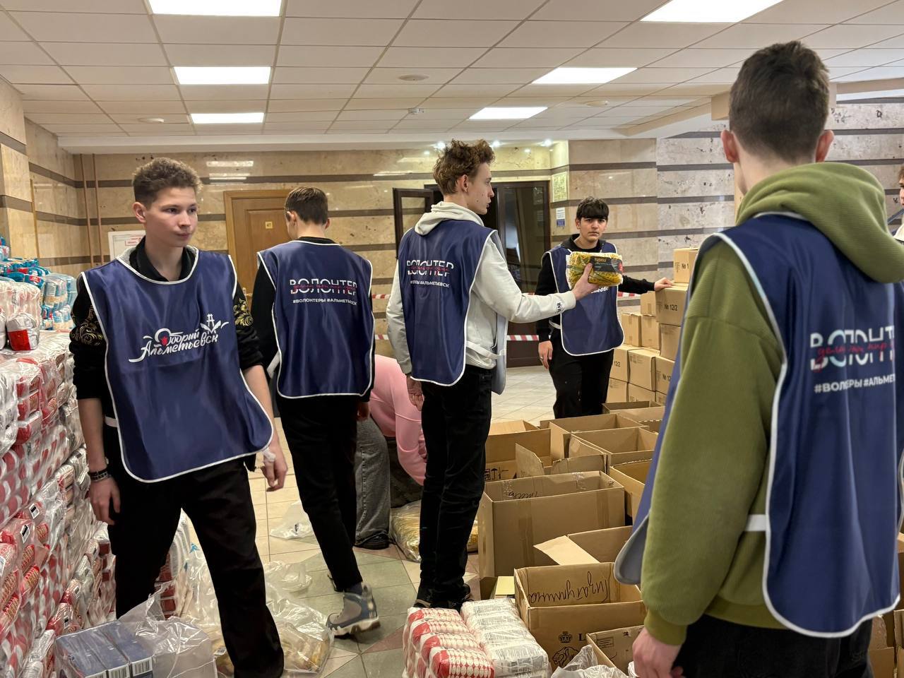 Забота в каждой коробке: волонтеры Альметьевска подготовили масштабную партию помощи для семей…