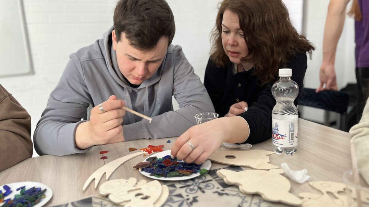 В Добро.Центре Евпатории прошёл мастер-класс «Мозаика из стеклянной гальки» в рамках…