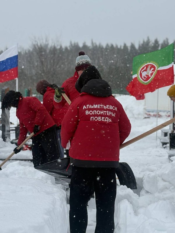 «Снежный десант» в Альметьевске: Волонтеры ухаживают за местами памяти героев