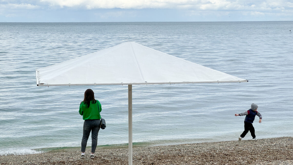 «Ещё есть что очищать»: эксперты рассказали, стоит ли ехать на Чёрное море в 2026 году