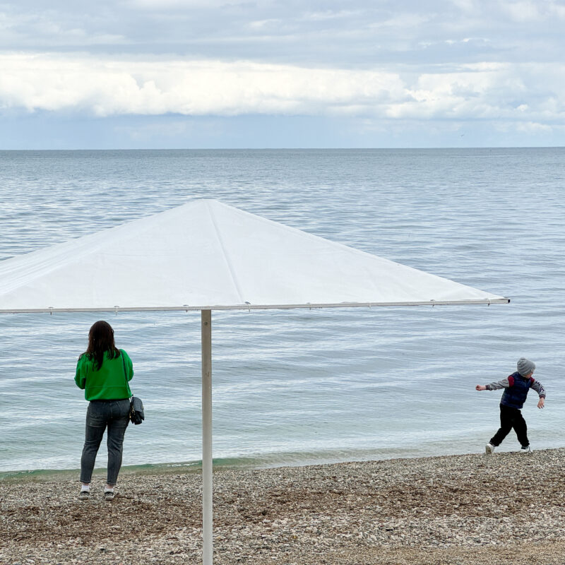 «Ещё есть что очищать»: эксперты рассказали, стоит ли ехать на Чёрное море в 2026 году
