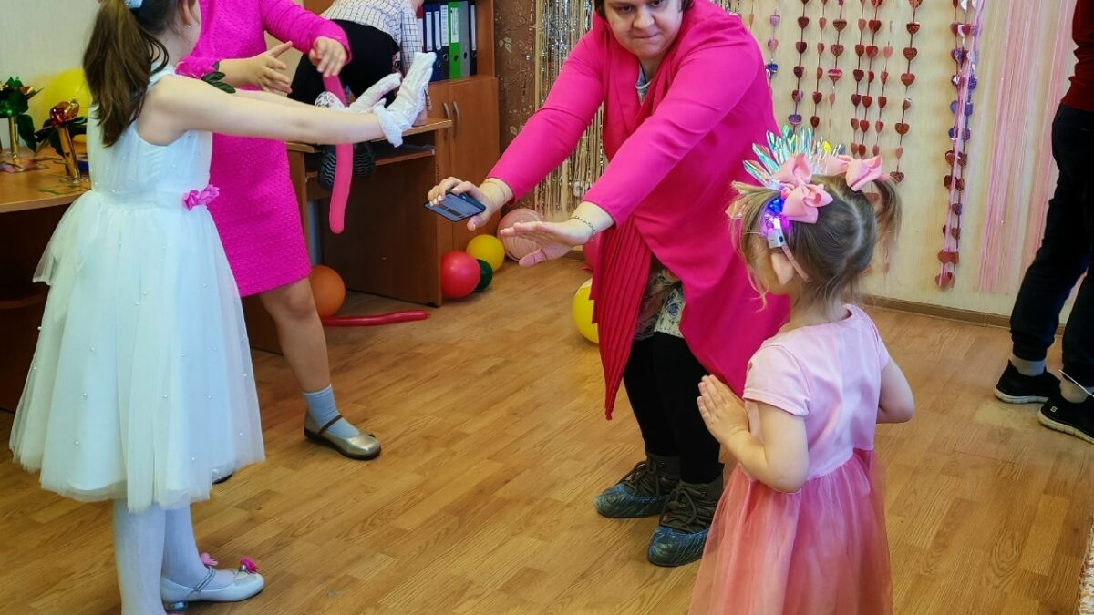 Инклюзивная вечеринка  в девчачьем стиле  была проведена в честь 8 марта