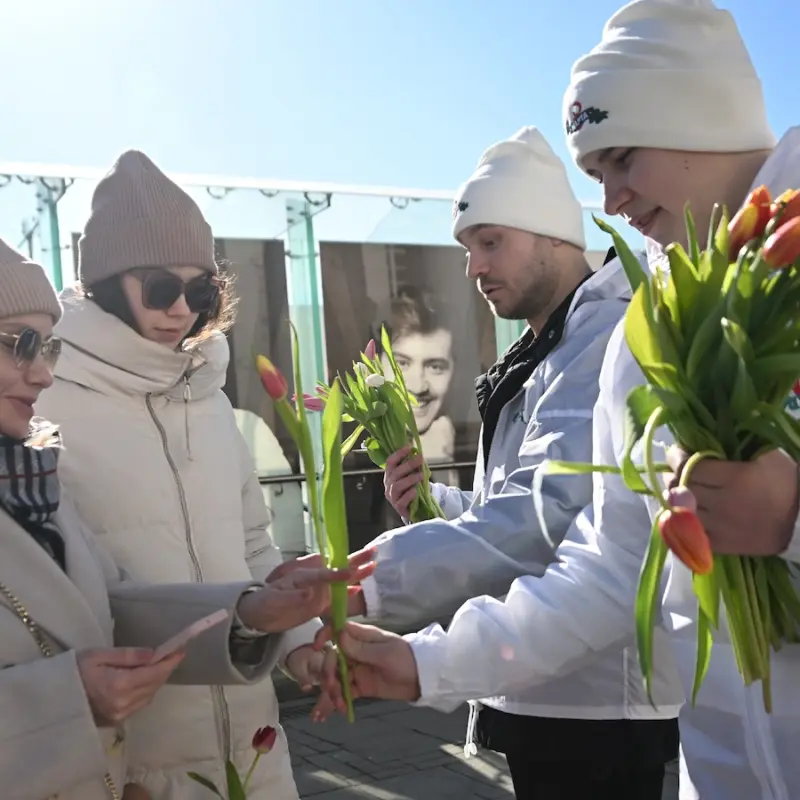 Стихи на 8 Марта для мамы, девушки и коллег – 14 вариантов поздравлений