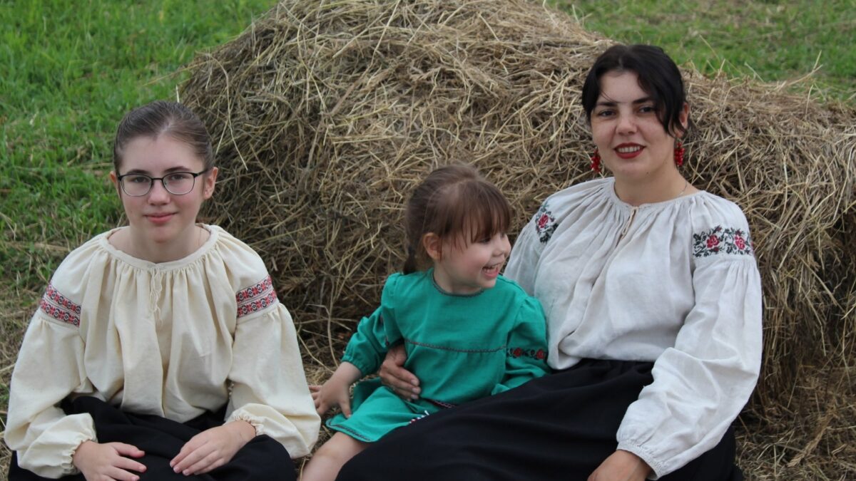 «Чувствую: это всё моё, родное»: мастерица сохраняет казачью моду и шьёт новое для земляков