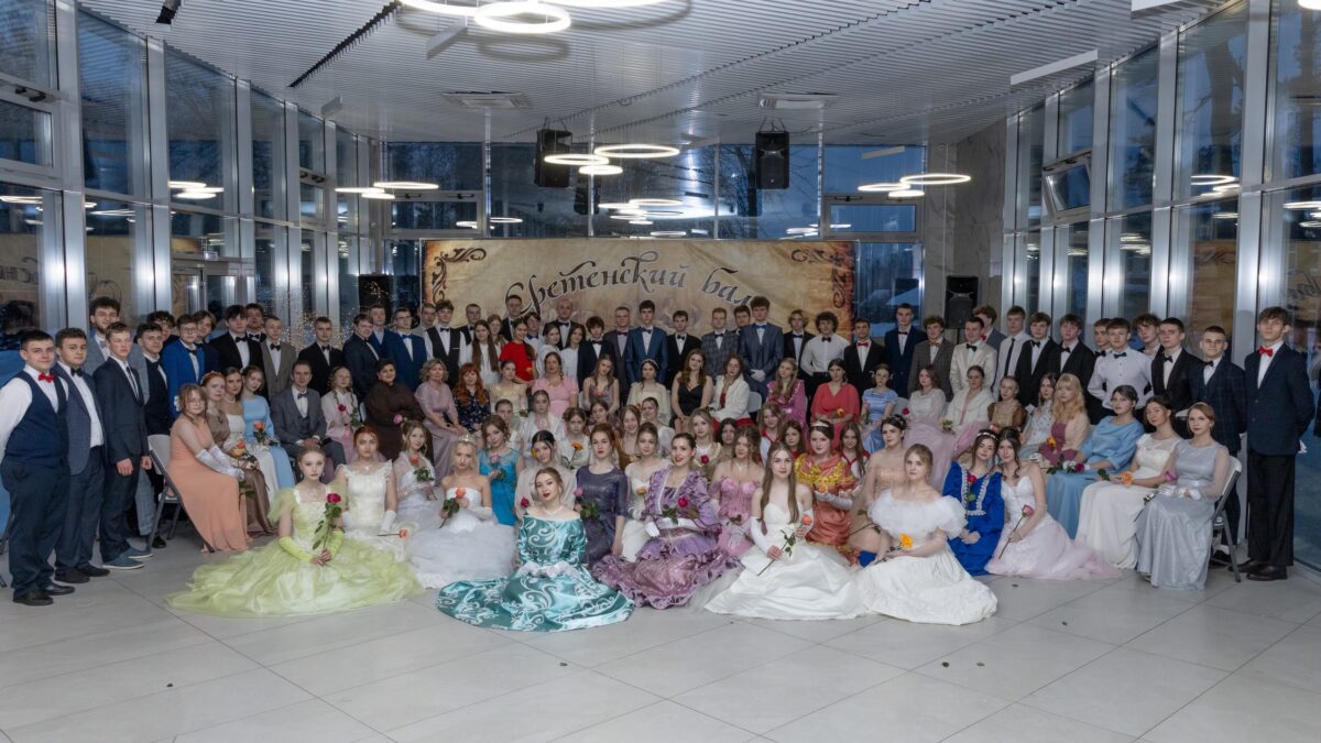 В вихре вальса: как «Сретенский бал-2026» в Новозыбкове объединил молодёжь вокруг истории.