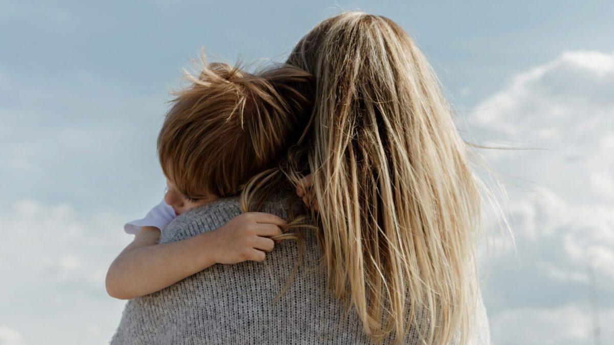 «Законно, но не по-людски»: в сети обсуждают историю мальчика, которому не продали букет для мамы