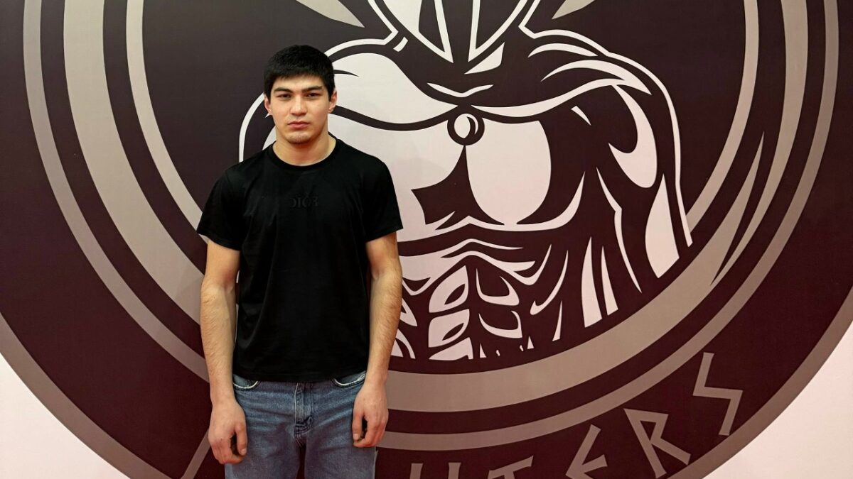 «Перерубил провода топором»: 21-летний спортсмен вытащил пенсионера из горящего от взрыва газа дома